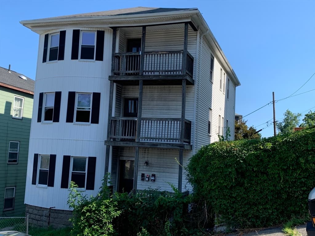 11 Diamond St, Worcester MA 01610