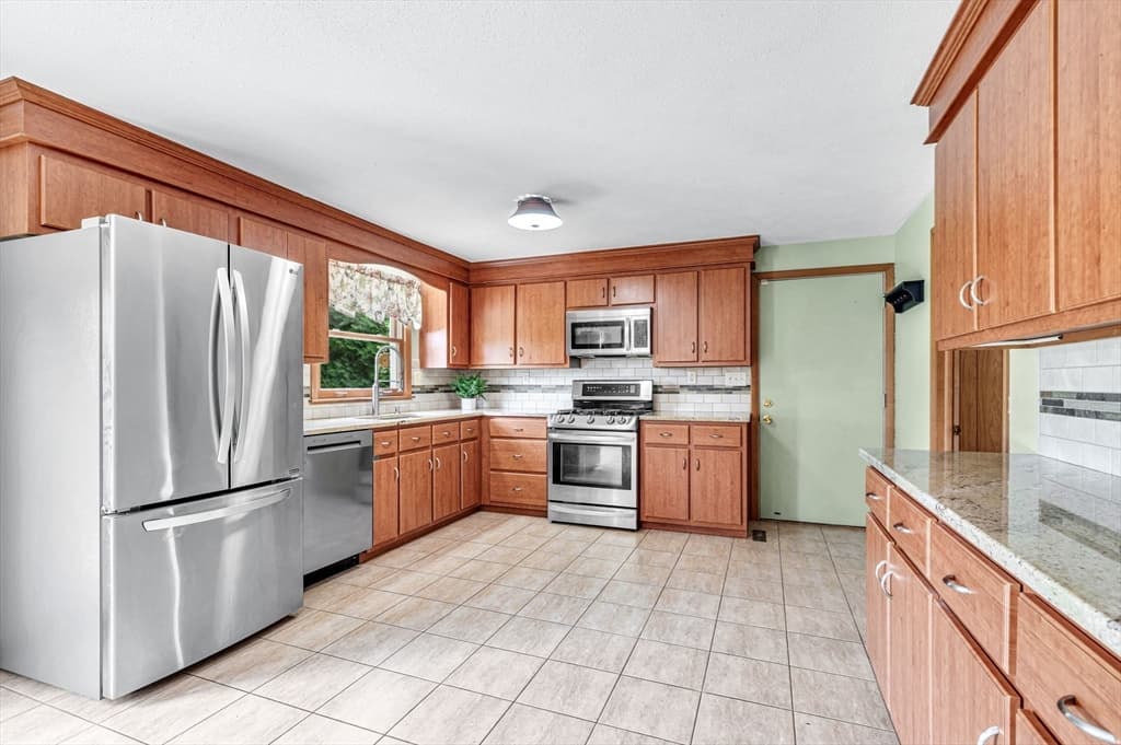 17 Breton Ln, Holyoke MA 01040 photo 9