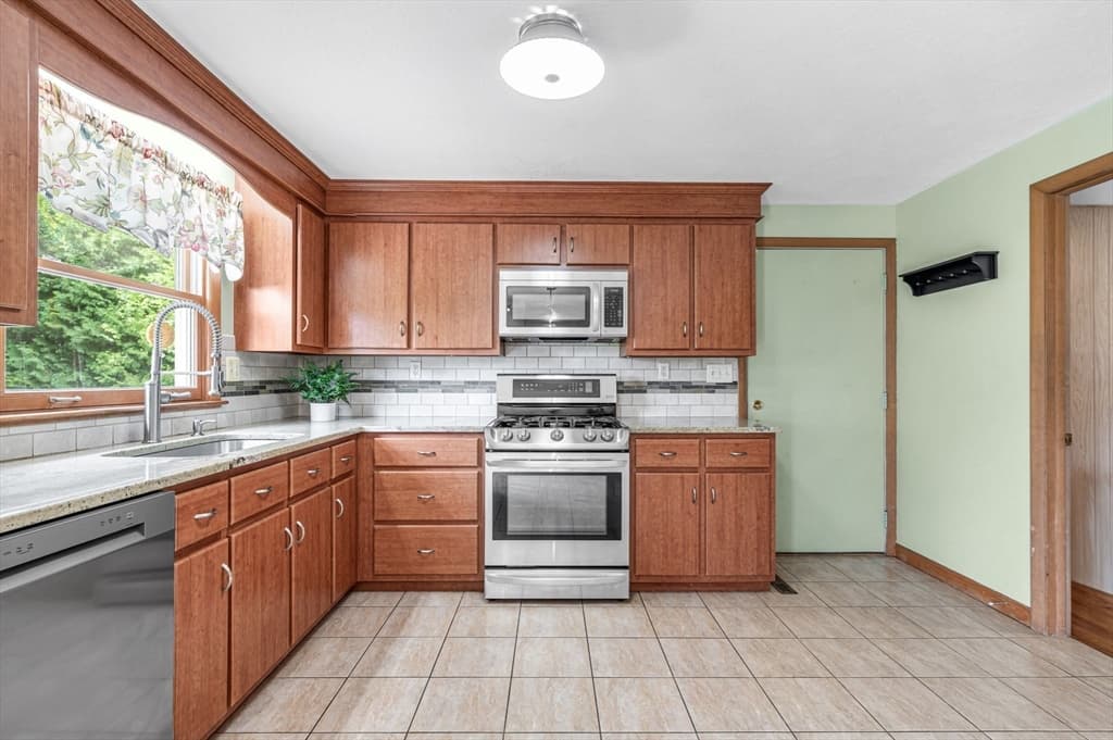 17 Breton Ln, Holyoke MA 01040 photo 10