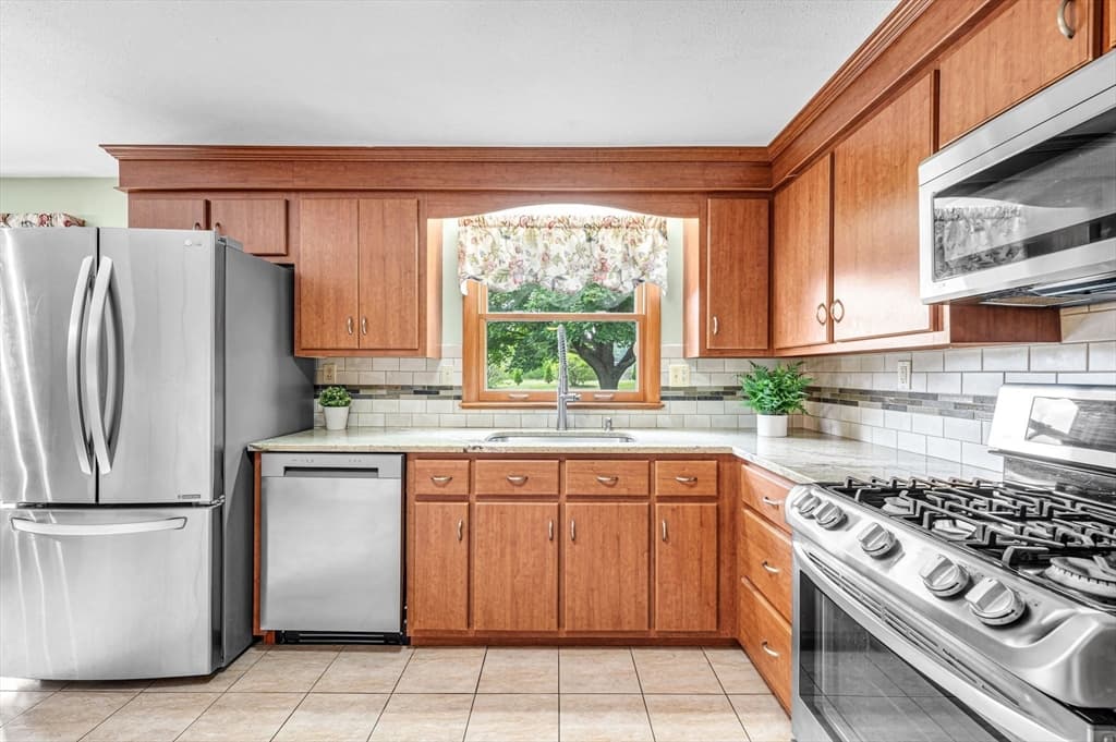 17 Breton Ln, Holyoke MA 01040 photo 11