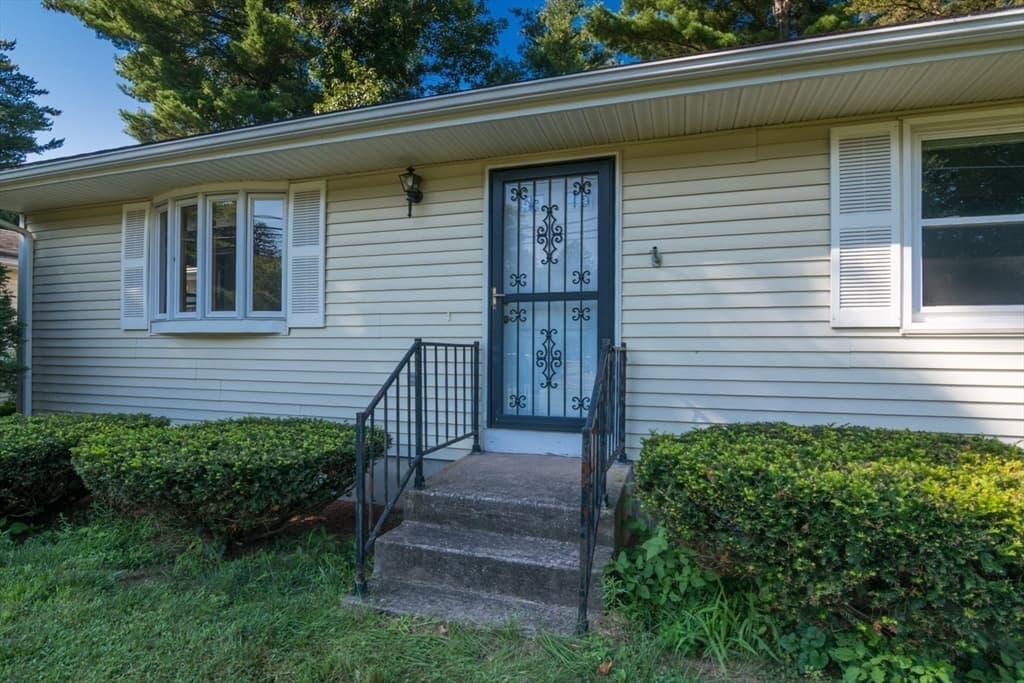 63 Tinkham Rd, Springfield MA 01129 photo 2
