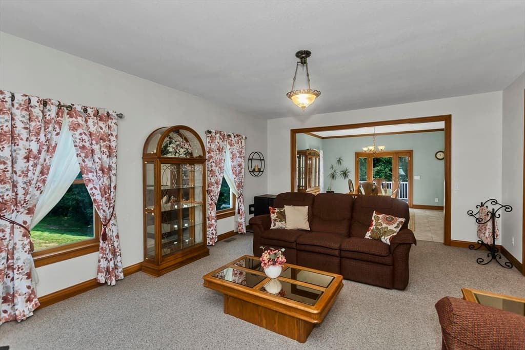 27 Landing Dr, Chicopee MA 01020 photo 4