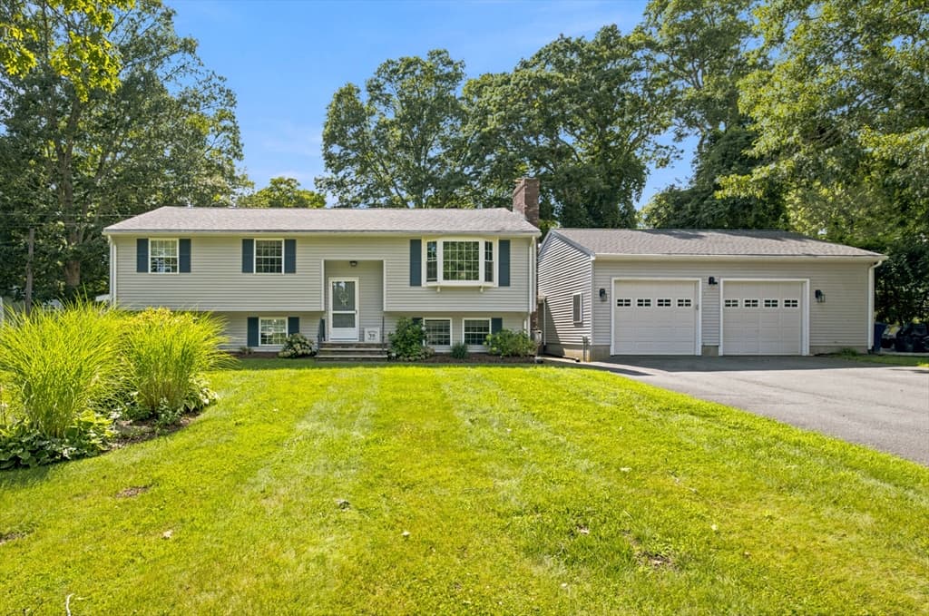 19 Sawdy Pond Avenue, Tiverton RI 02878