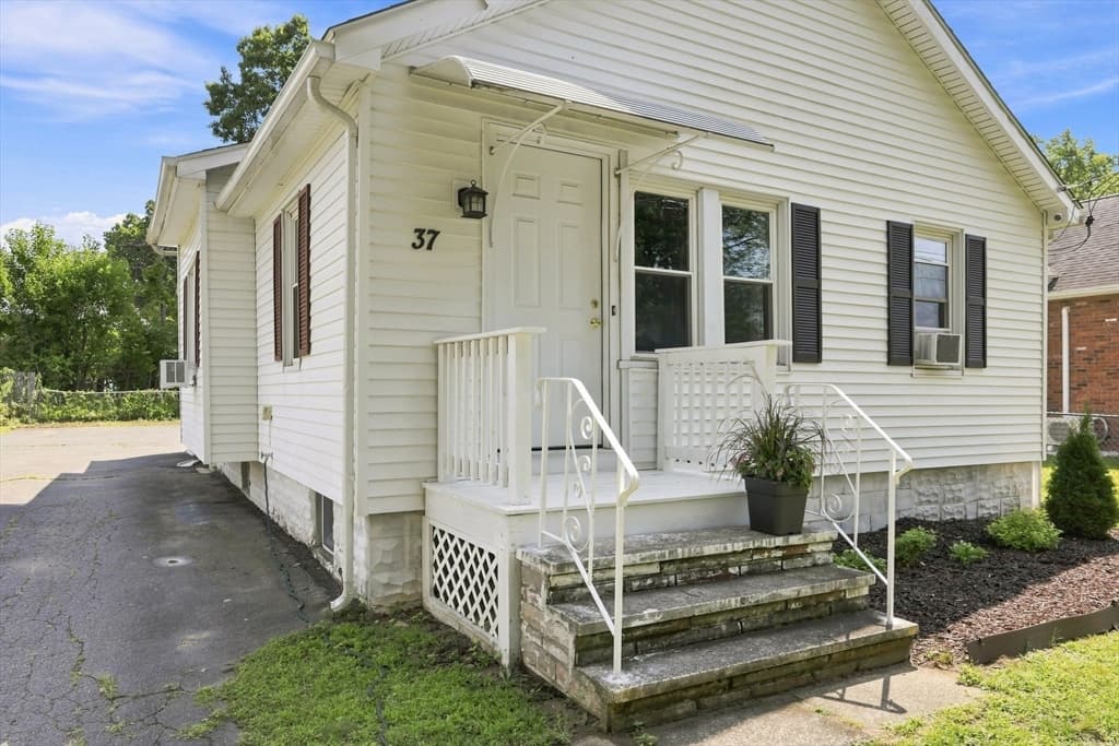 37 Kensington St, Agawam MA 01030 photo 3