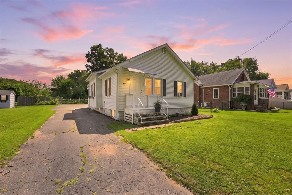 37 Kensington St, Agawam MA 01030