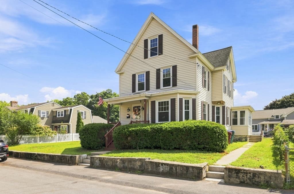 15 Hampstead St, Lowell MA 01852