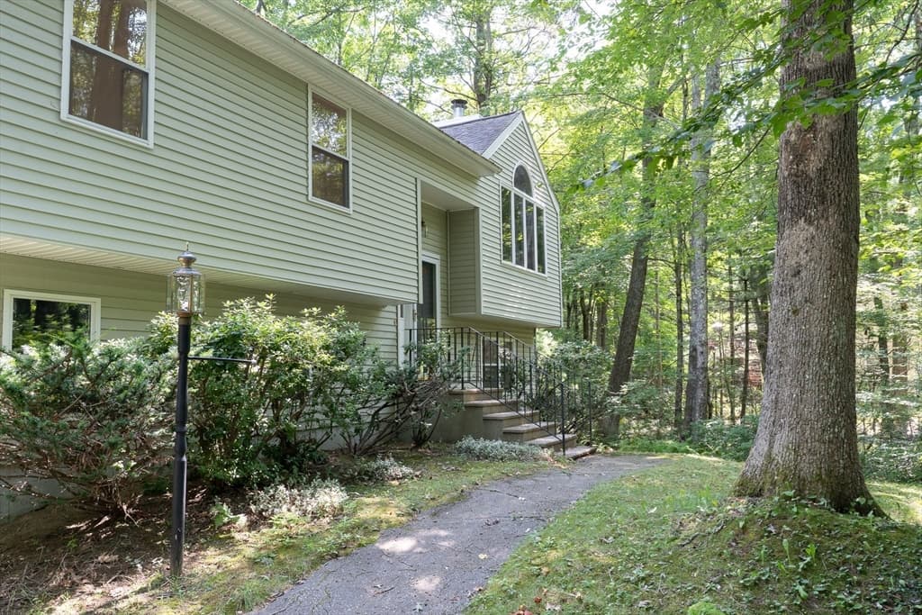 611 Henshaw St, Leicester MA 01542 photo 3