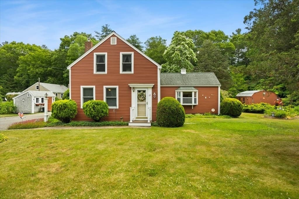 13 Lakeside Ave, Lakeville MA 02347