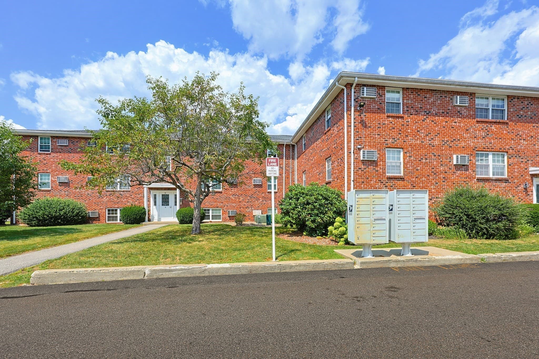 Condominium at 91 Pleasant St # D1, Medfield MA 02052, photo 3 of 33