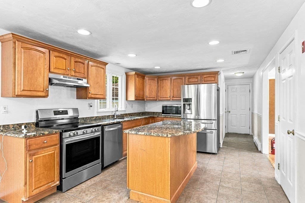 35 Meeshawn Ave, Taunton MA 02718 photo 4