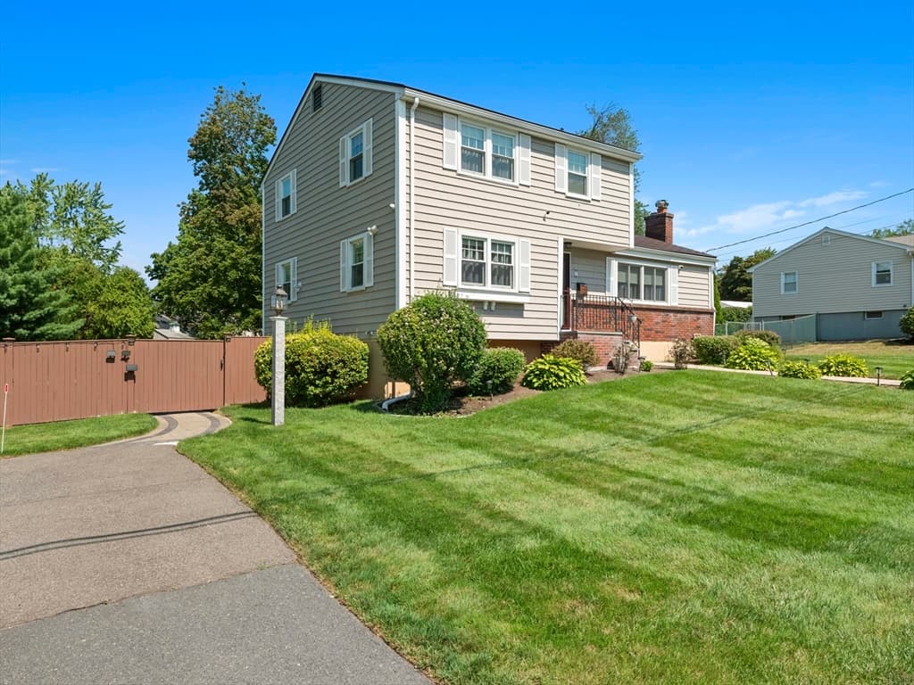 7 Fabens St, Saugus MA 01906 photo 2