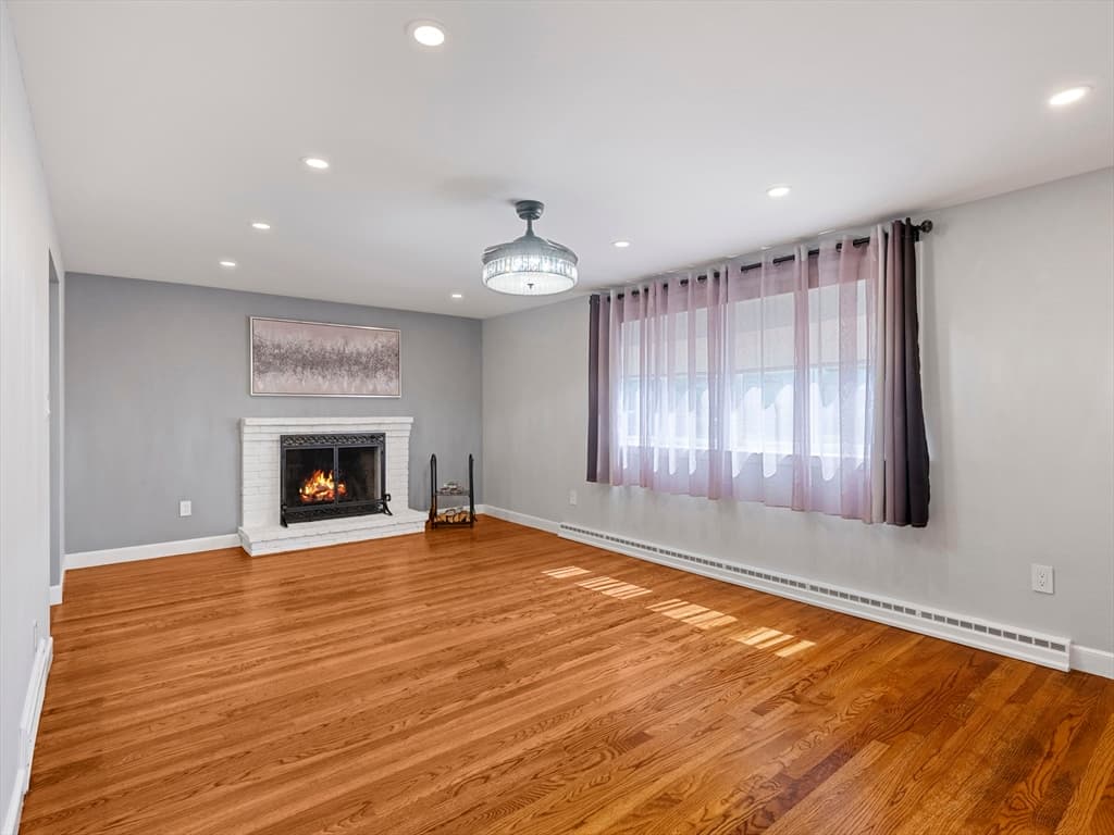 7 Fabens St, Saugus MA 01906 photo 3