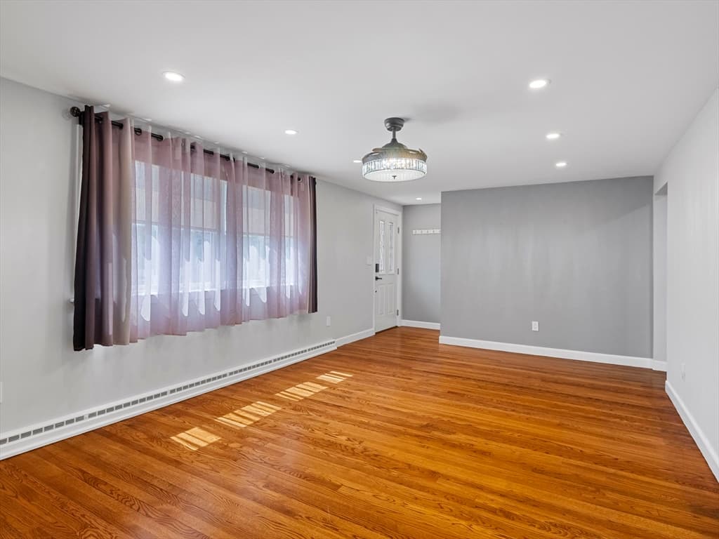 7 Fabens St, Saugus MA 01906 photo 4