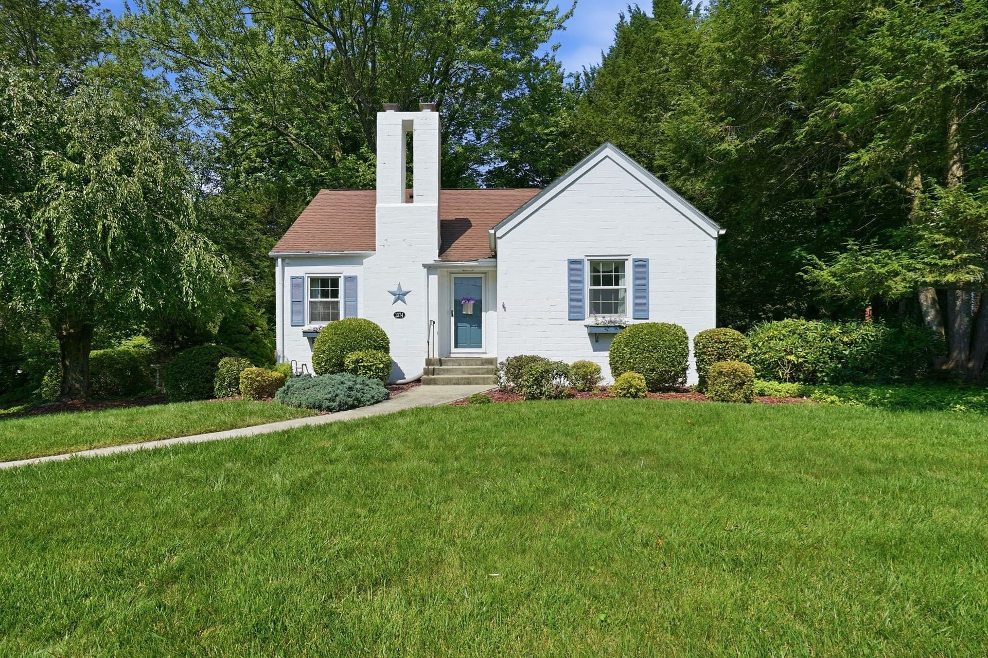 1374 Plumtree Rd, Springfield MA 01119