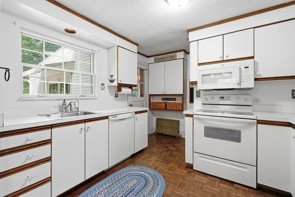 Single Family Residence at 1374 Plumtree Rd, Springfield MA 01119, Springfield, photo 9 of 35