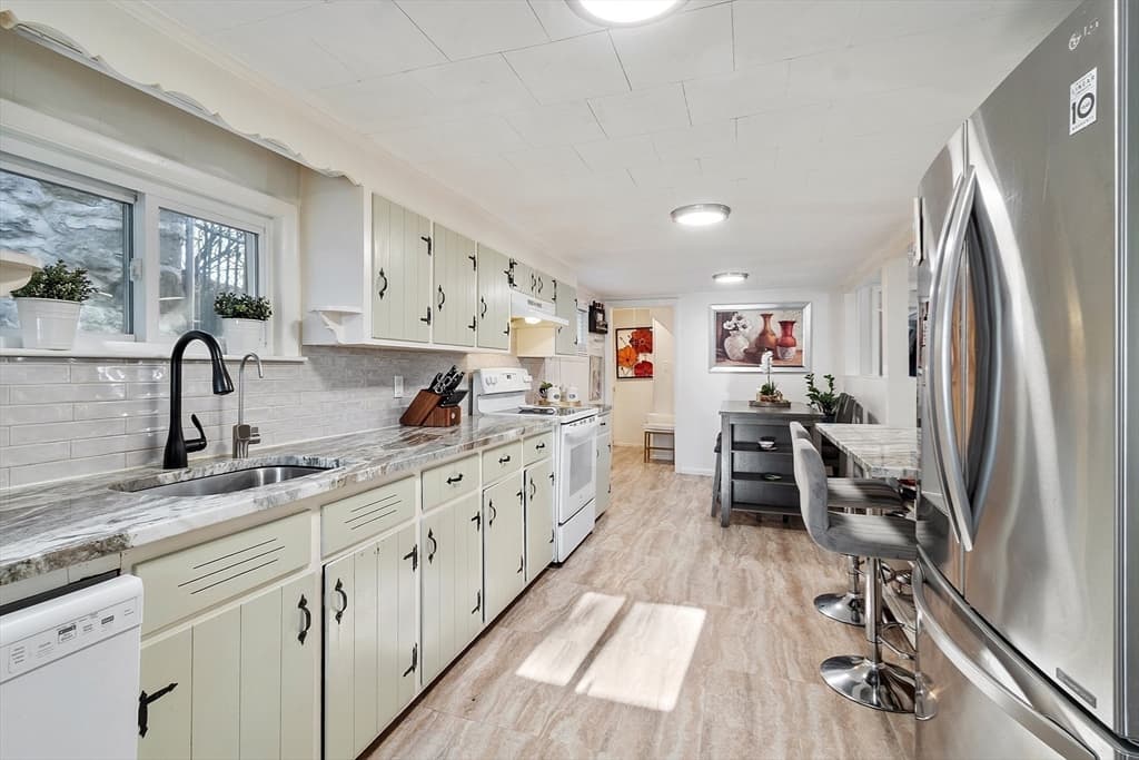 2 Grove St, Methuen MA 01844 photo 16