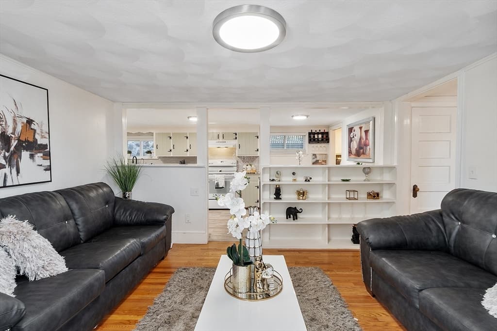 2 Grove St, Methuen MA 01844