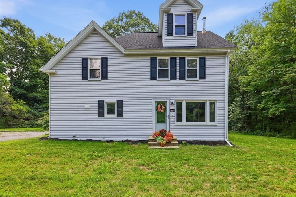 169 Quinapoxet St, Holden MA 01522