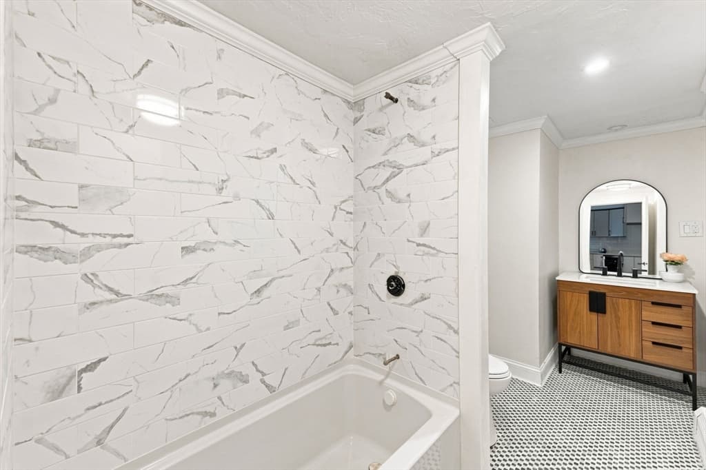 169 Quinapoxet St, Holden MA 01522 photo 9