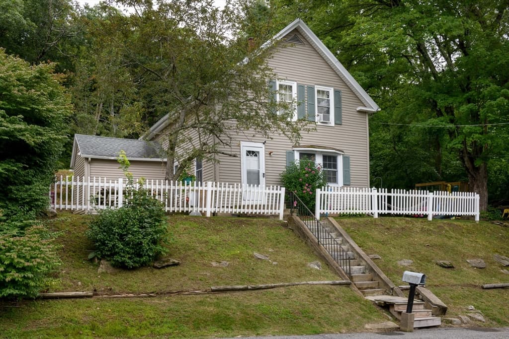 62 Grove St, Spencer MA 01562