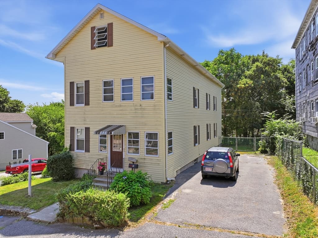 16 Dartmouth St, Worcester MA 01604