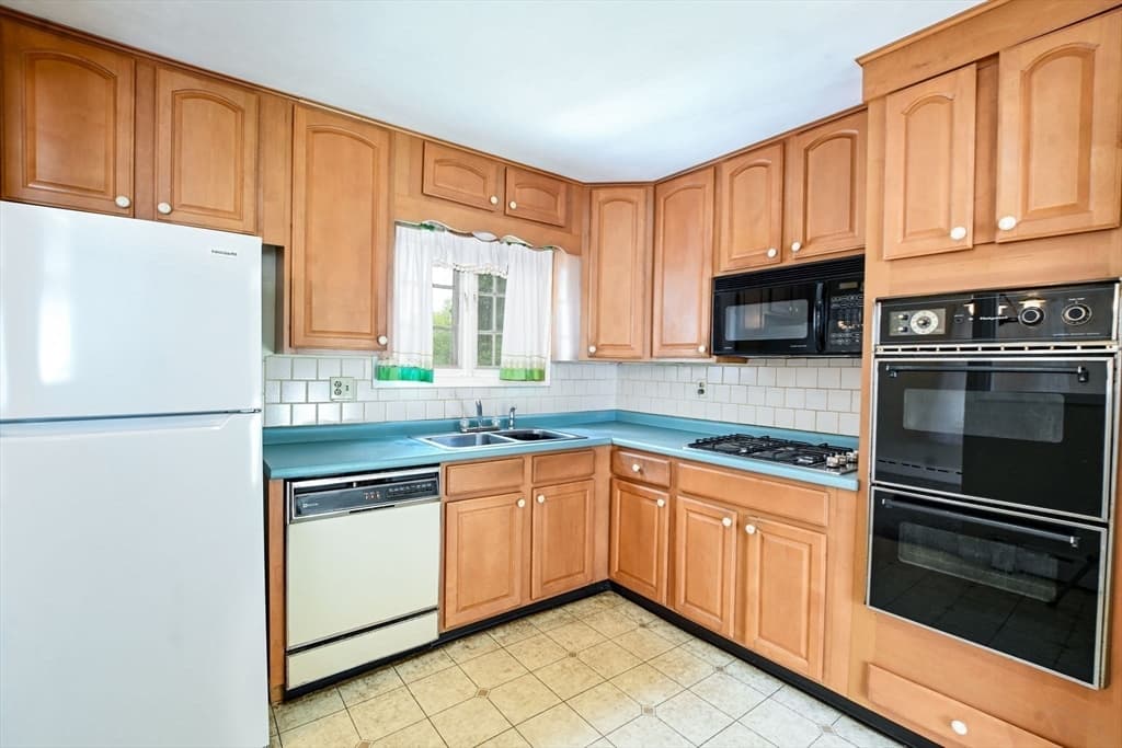 66 Seymour St, New Bedford MA 02744 photo 8