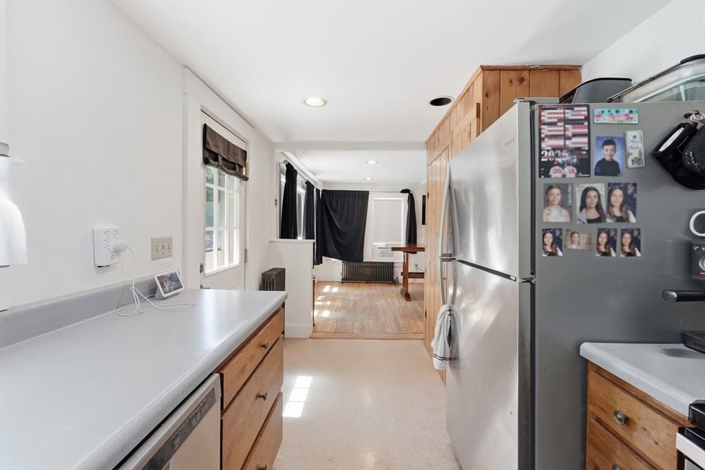 Single Family Residence at 18 Fiske Hill Rd, Sturbridge MA 01566, Sturbridge, photo 7 of 42