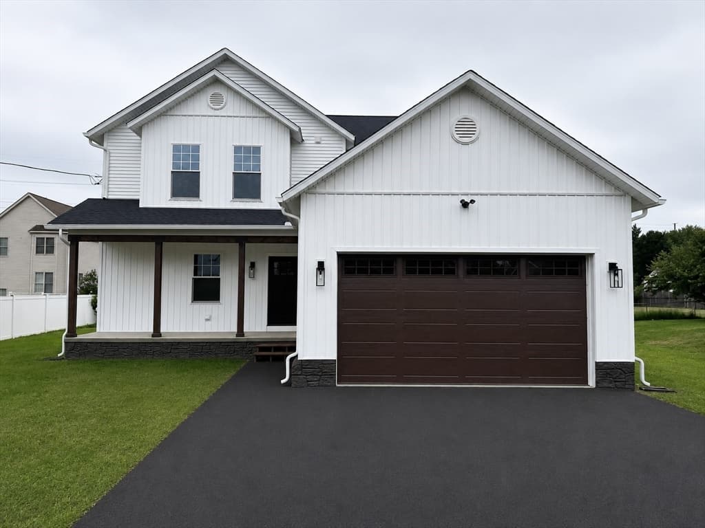 33 Polaski Ave, Chicopee MA 01013