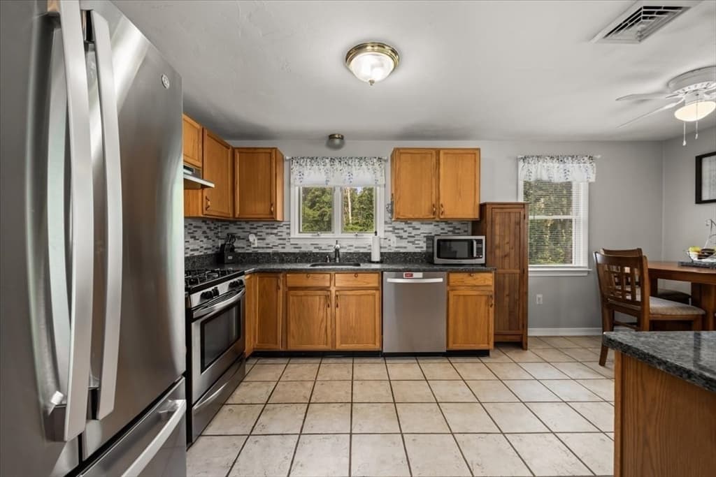635 Dighton Ave, Taunton MA 02780 photo 2
