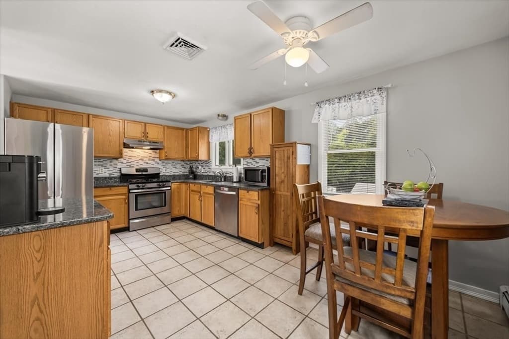 635 Dighton Ave, Taunton MA 02780 photo 3