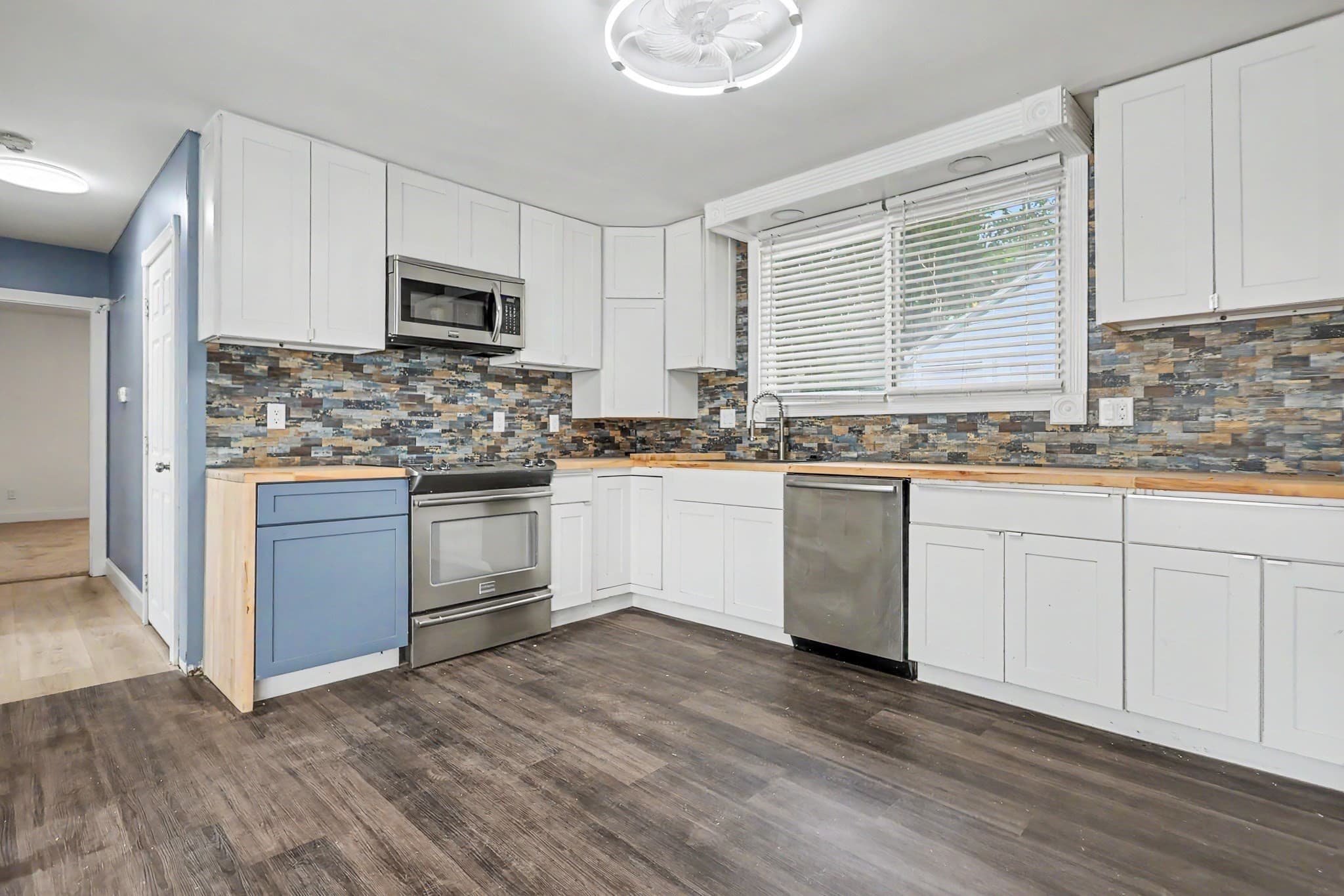 Single Family Residence at 188 Oak St, Methuen MA 01844, Methuen, photo 4 of 27