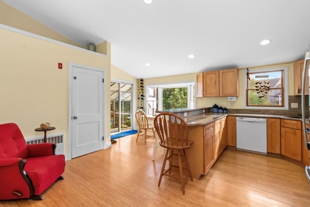 6 Reynolds Ave, Randolph MA 02368 photo 3