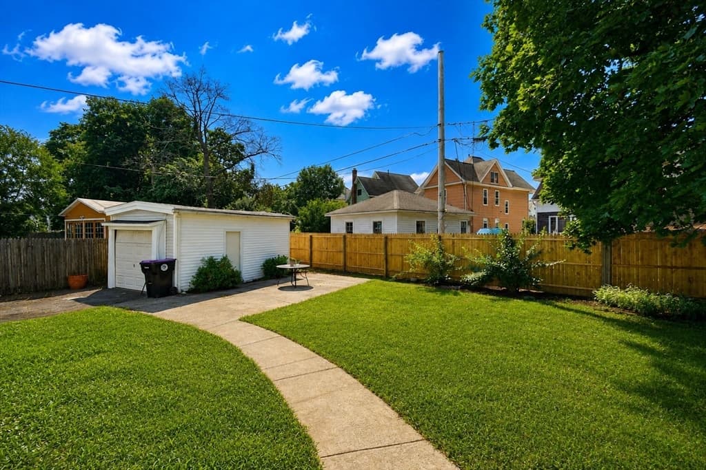 30 Laurel St, Holyoke MA 01040 photo 2