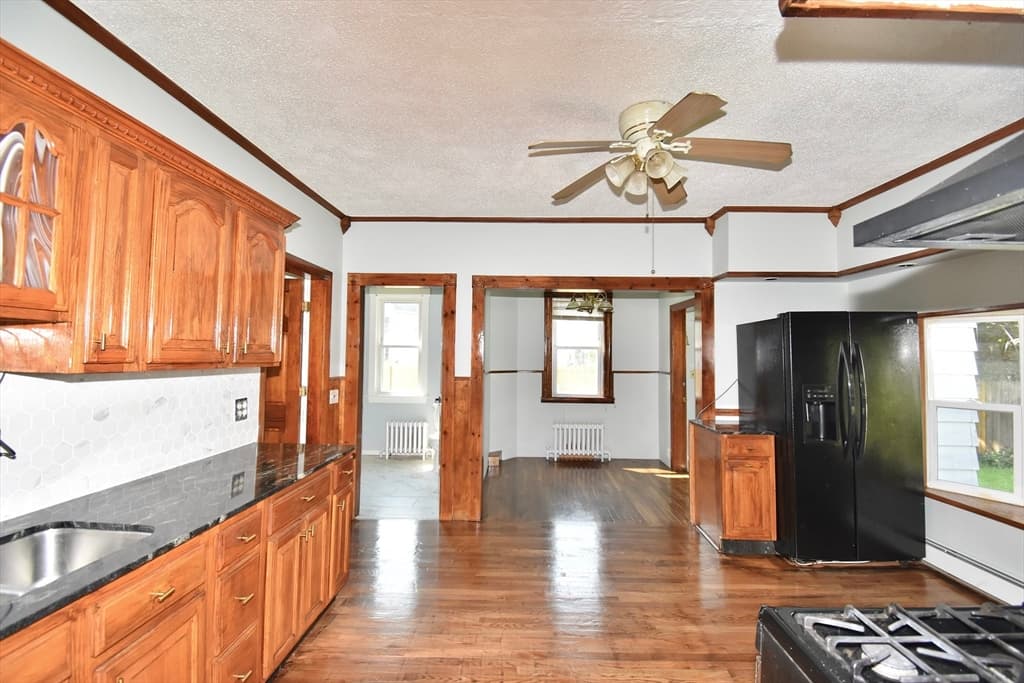 30 Laurel St, Holyoke MA 01040 photo 16