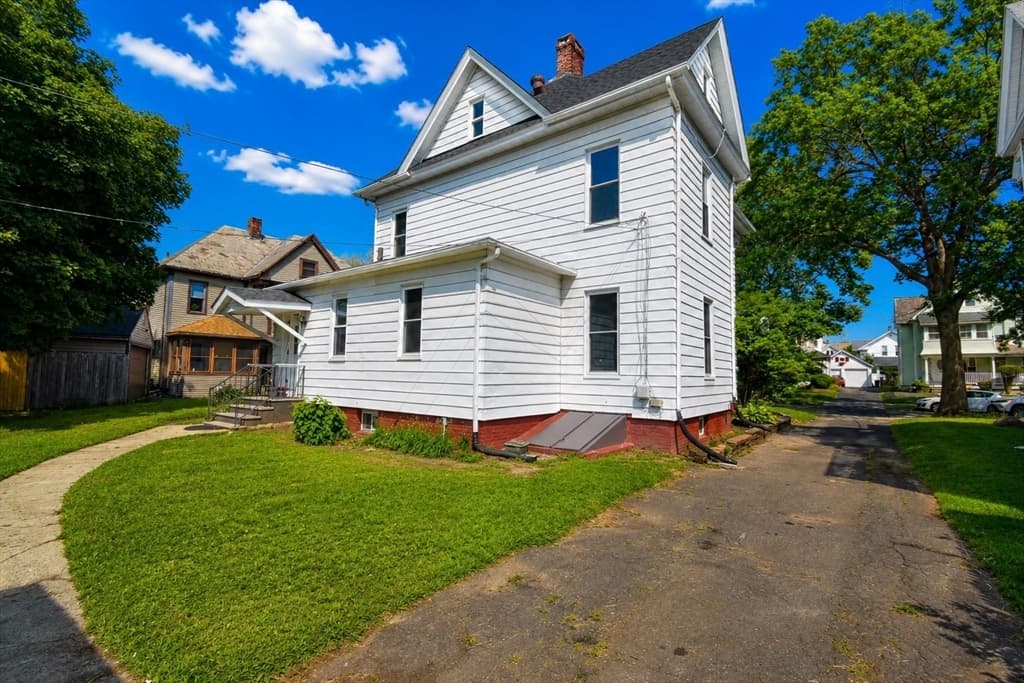 30 Laurel St, Holyoke MA 01040 photo 3