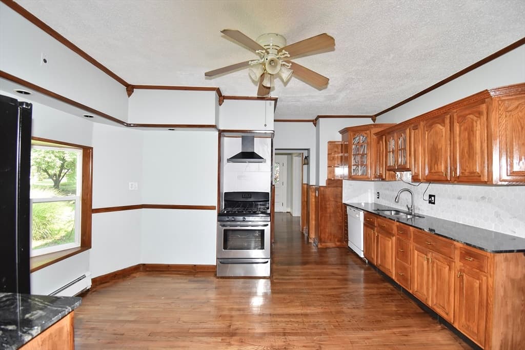 30 Laurel St, Holyoke MA 01040 photo 15