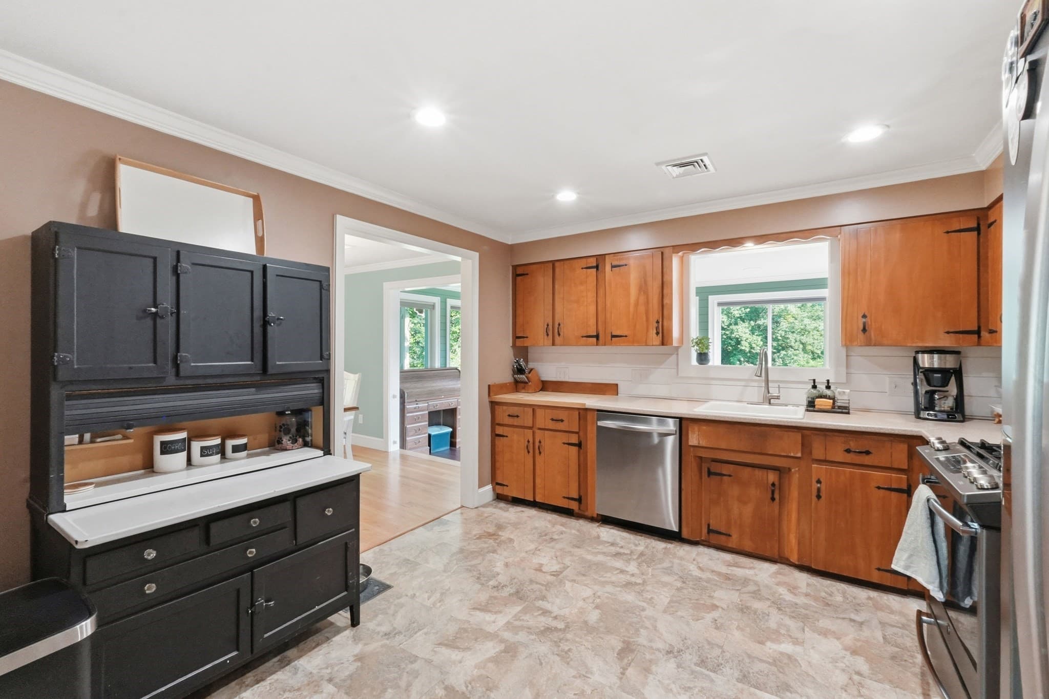 Single Family Residence at 137 Ward St, North Brookfield MA 01535, North Brookfield, photo 9 of 39