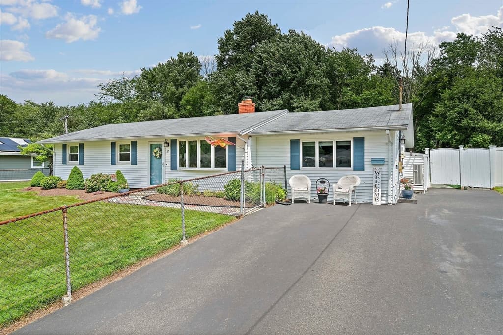 35 Arnold St, Holbrook MA 02343 photo 2