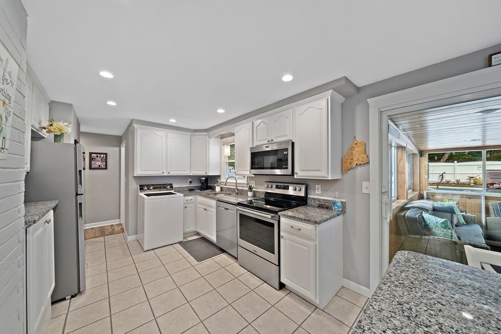 35 Arnold St, Holbrook MA 02343 photo 6