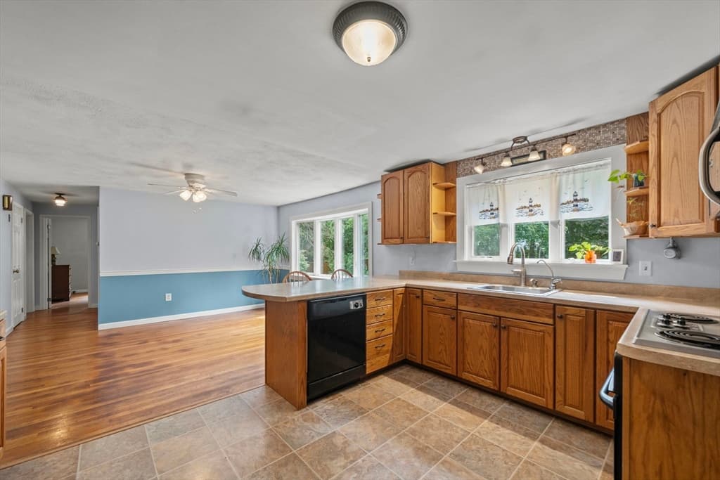 Single Family Residence at 30 Alan Rd, Hamilton MA 01982, Hamilton, photo 4 of 39
