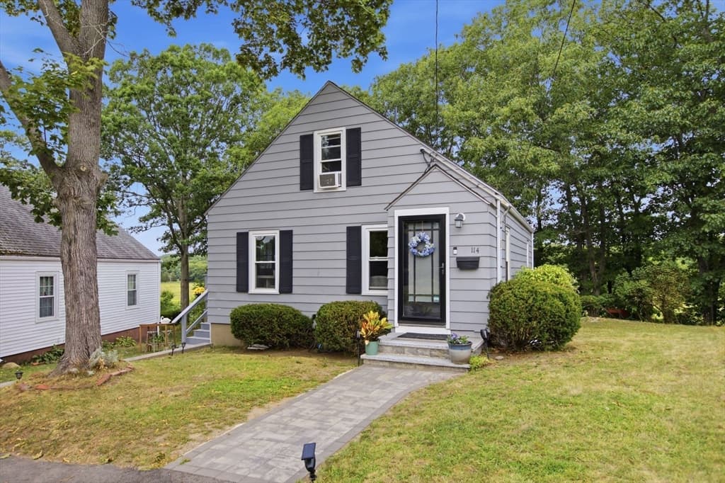 114 Clinton Rd, Weymouth MA 02189