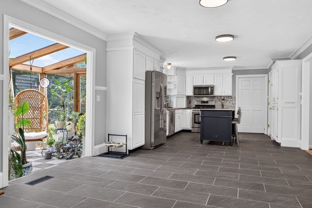 Single Family Residence at 4 Kybren Cir, Mansfield MA 02048, Mansfield, photo 7 of 42