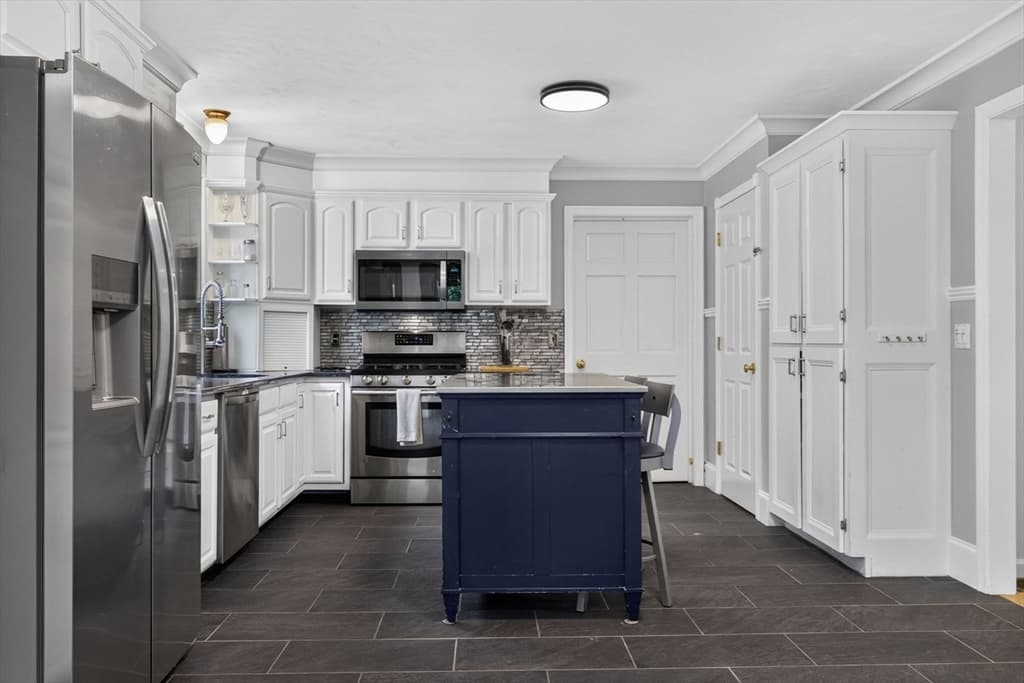 Single Family Residence at 4 Kybren Cir, Mansfield MA 02048, Mansfield, photo 5 of 42