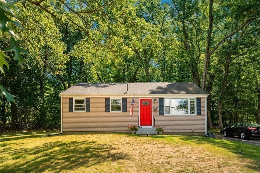 4 Edward Cody Ln, Weymouth MA 02190 photo 2