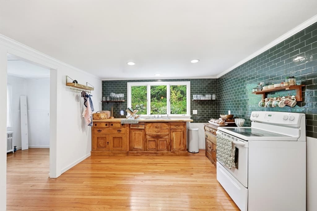 176 Sherburne Ave, Tyngsborough MA 01879 photo 3