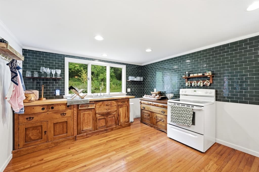 176 Sherburne Ave, Tyngsborough MA 01879 photo 4