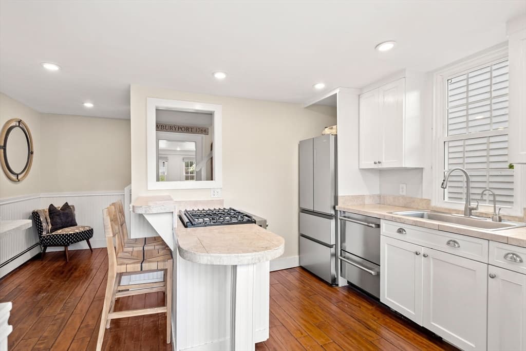 16 Warren St # 16, Newburyport MA 01950 photo 2