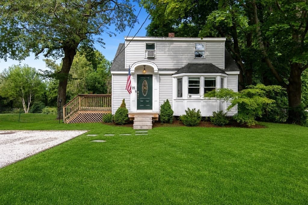 16 Pleasant St, Scituate MA 02066