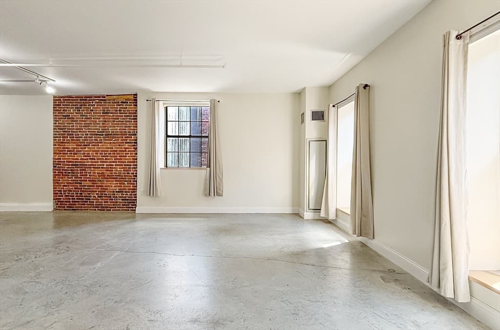 172 Middle St # 303, Lowell MA 01852 photo 4