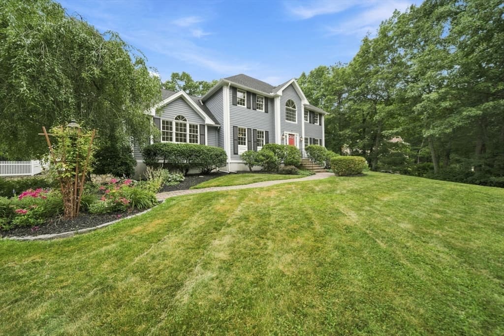 38 Cabral Dr, Middleton MA 01949 photo 2